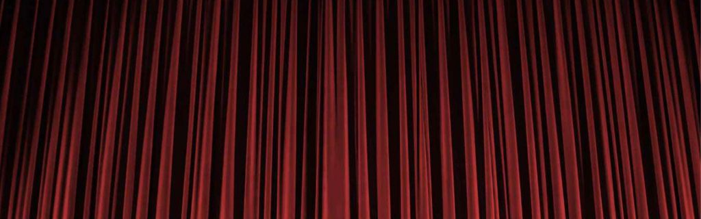 Roter TheaterVorhang, mit Text: Das wahre Theater spielt 
in der Kantine